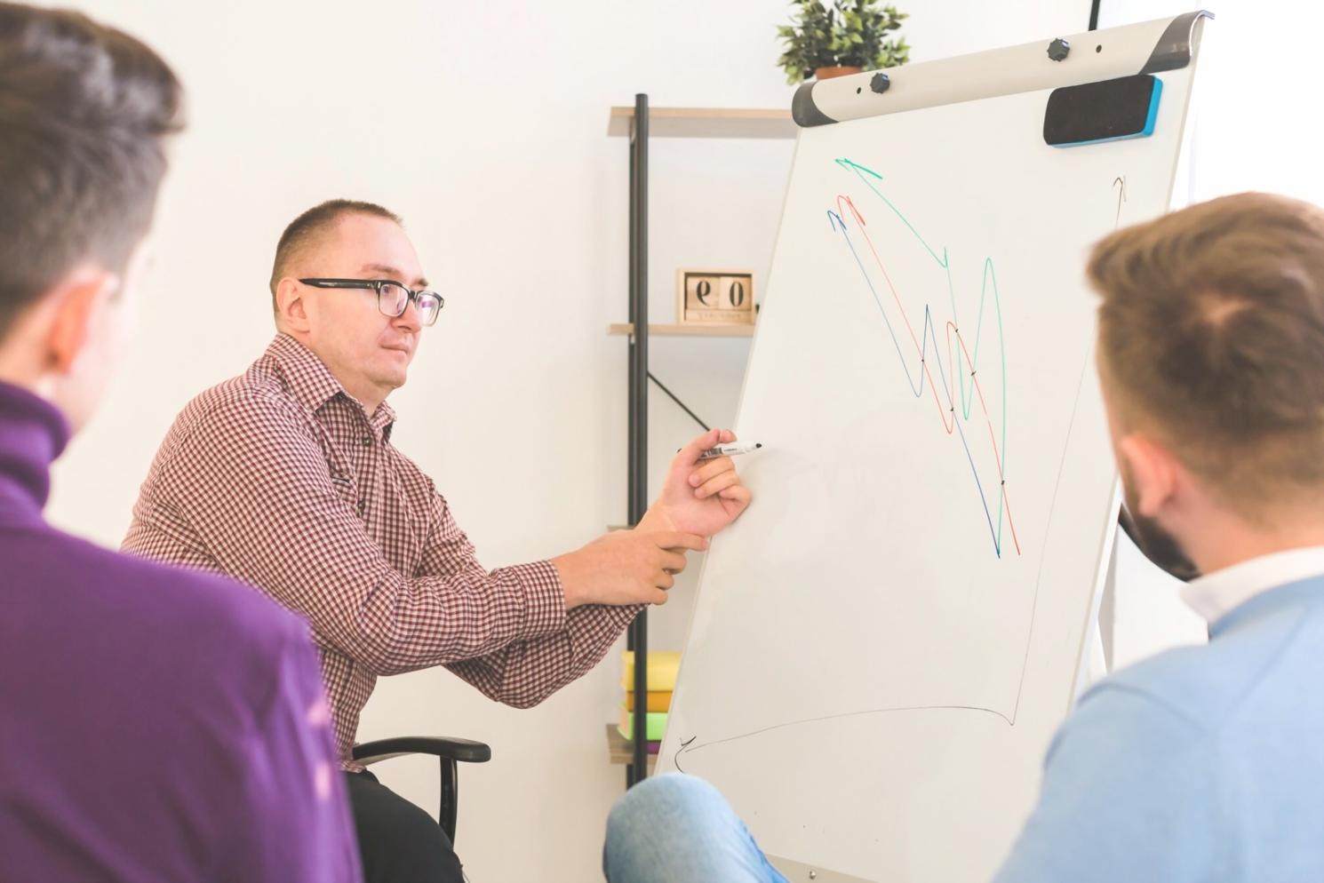 Zufriedene Kursteilnehmer in Gruppenarbeit