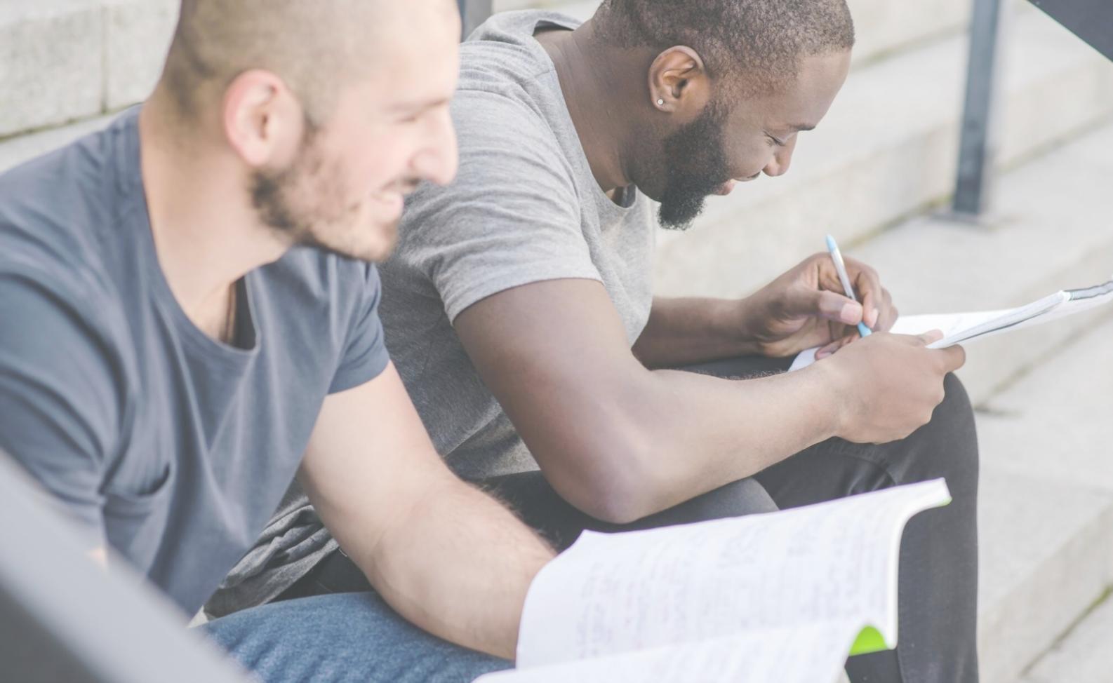 Menschen in einer Beratungssituation beim gemeinsamen Durchdenken wichtiger Entscheidungen