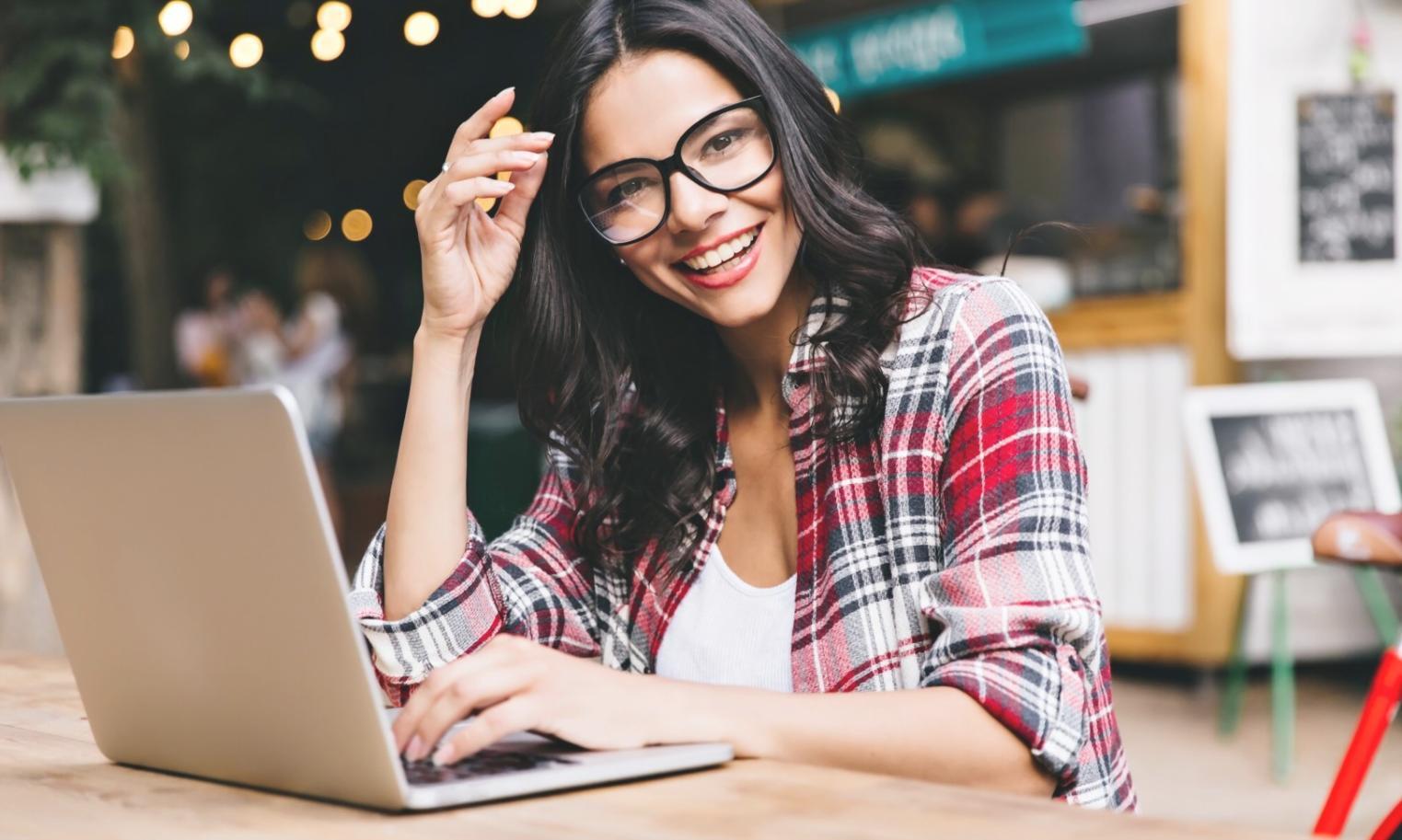 Person analysiert Daten und Graphiken am Arbeitsplatz