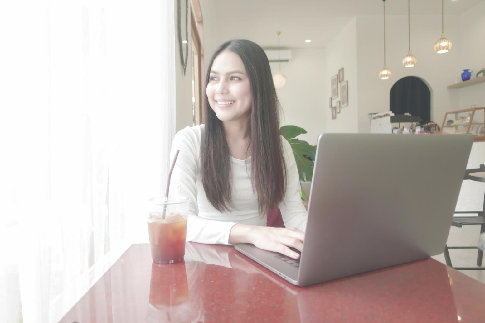 Teilnehmer beim gemeinsamen Lernen und Diskutieren von Entscheidungsstrategien