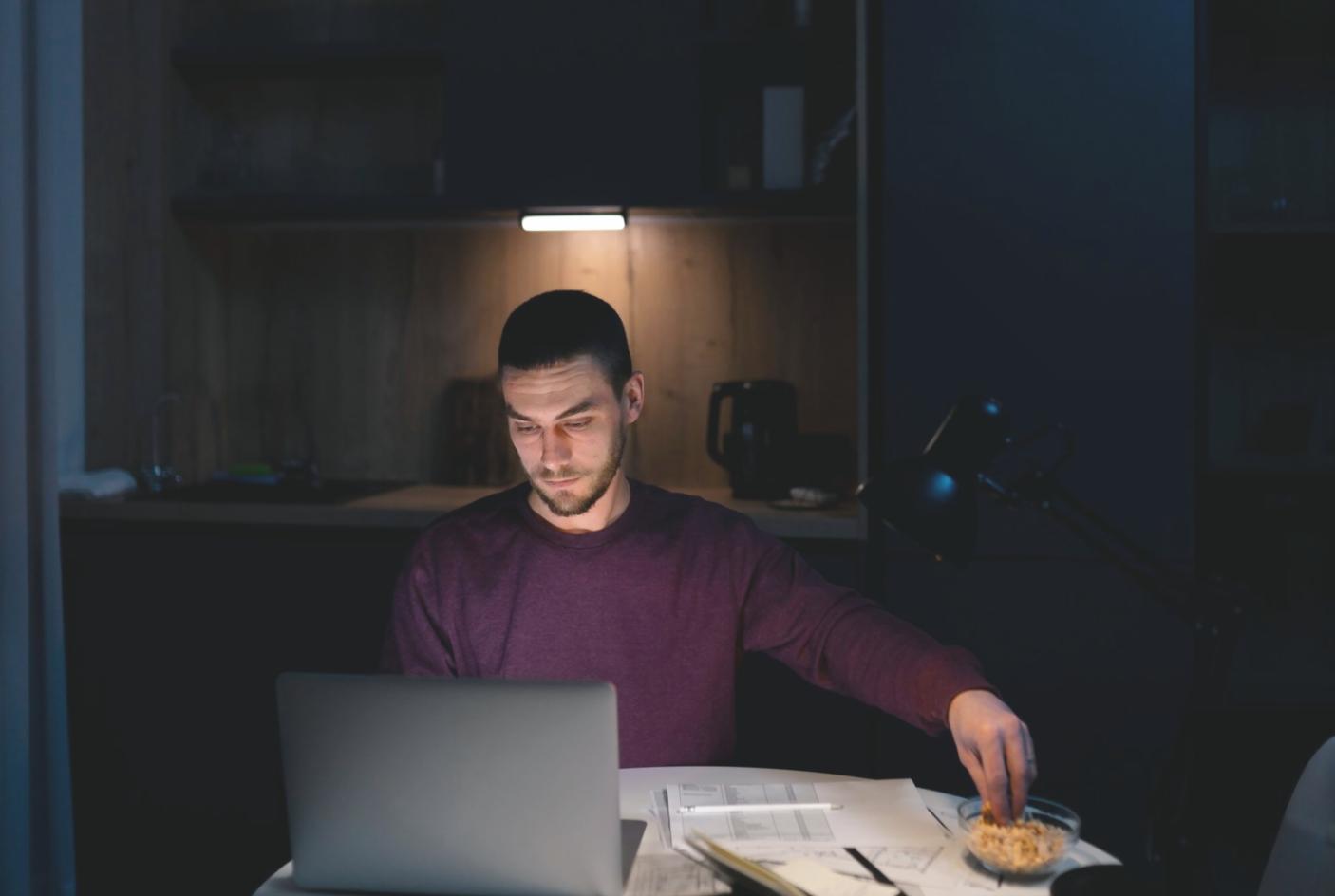 Workshopteilnehmer bei der Analyse verschiedener Entscheidungsszenarien